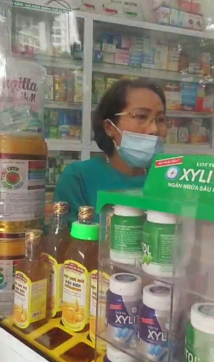 Chủ cửa hàng thuốc số 68 phố Trần Bình đã chỉ đạo nhân viên trả lại 160 ngàn đồng cho khách.