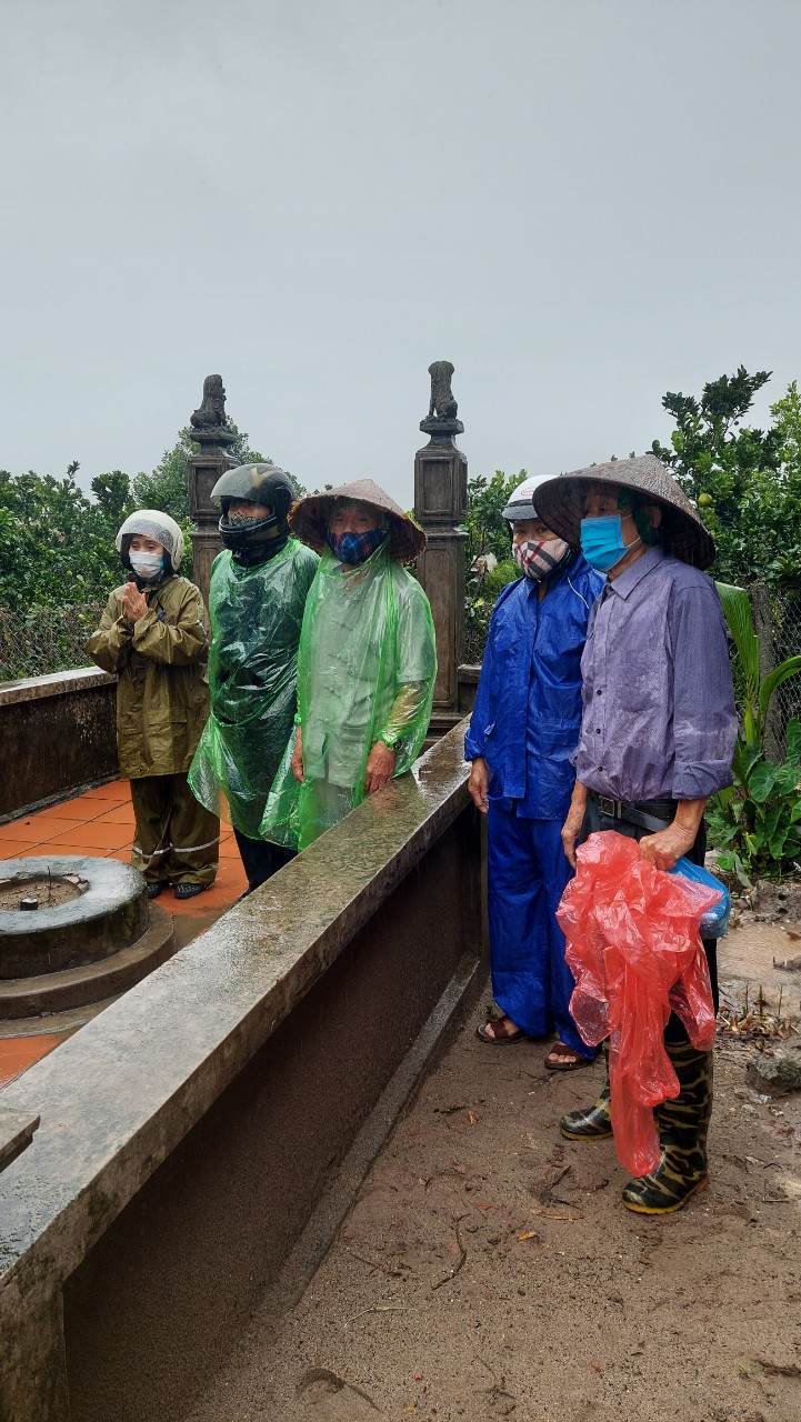 Ông Nguyễn Văn Gộc và các bậc cao niên trong dòng họ thắp hương tại ngôi mộ cổ vào thời điểm tháng 10-2021, trước khi hộ dân xây dựng bịt kín lối vào
