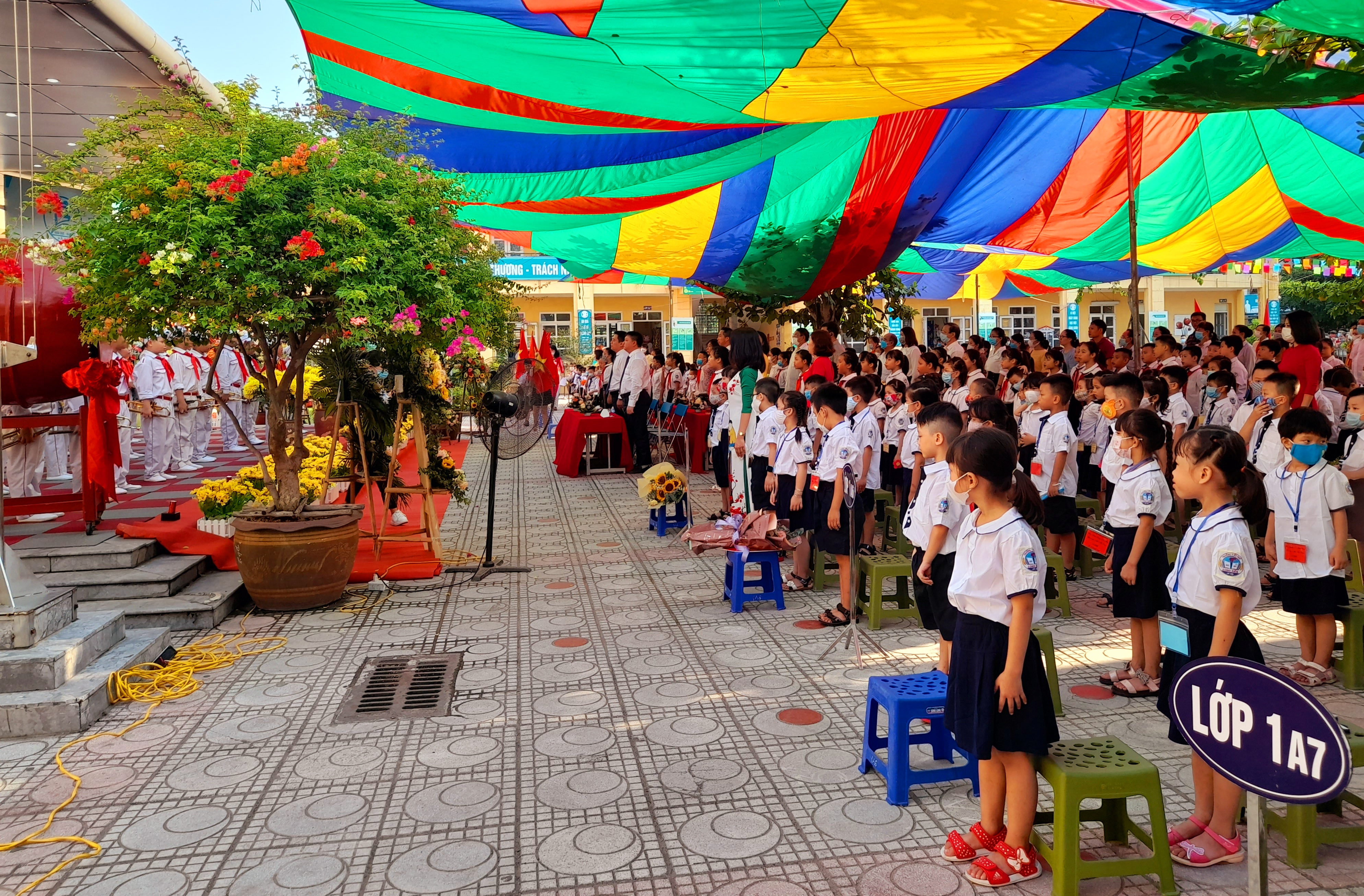 Để hỗ trợ học sinh trong năm học 2021-2022, Hà Nội chủ trương thực hiện miễn giảm 50% học phí cả năm học cho học sinh các cấp. Ảnh: Nguyễn Hạnh.
