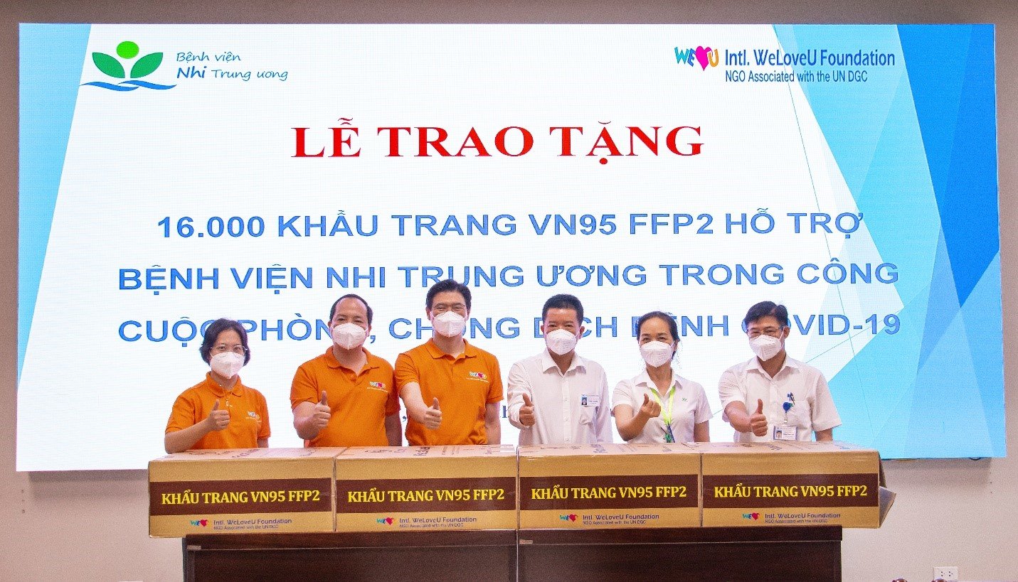 PGS, TS Ông Phạm Duy Hiền - PGD Bệnh viện Nhi TW (Áo trắng đứng giữa) cùng các cán bộ Bệnh viện và các Cán bộ đại diện WeLoveU trong buổi Lễ trao tặng 16.000 khẩu trang cho Bệnh viện Nhi