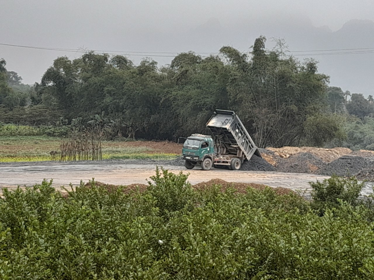 Hiện trạng khu đất đang bị san nền trái phép tại khu vực ven sông Bôi thuộc xã Phú Nghĩa