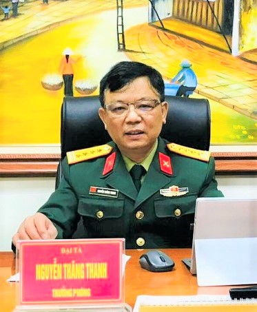 Đại tá Nguyễn Thăng Thanh, Trưởng phòng kỹ thuật Tổng công ty Đông Bắc cung cấp thông tin cho phóng viên tạp chí