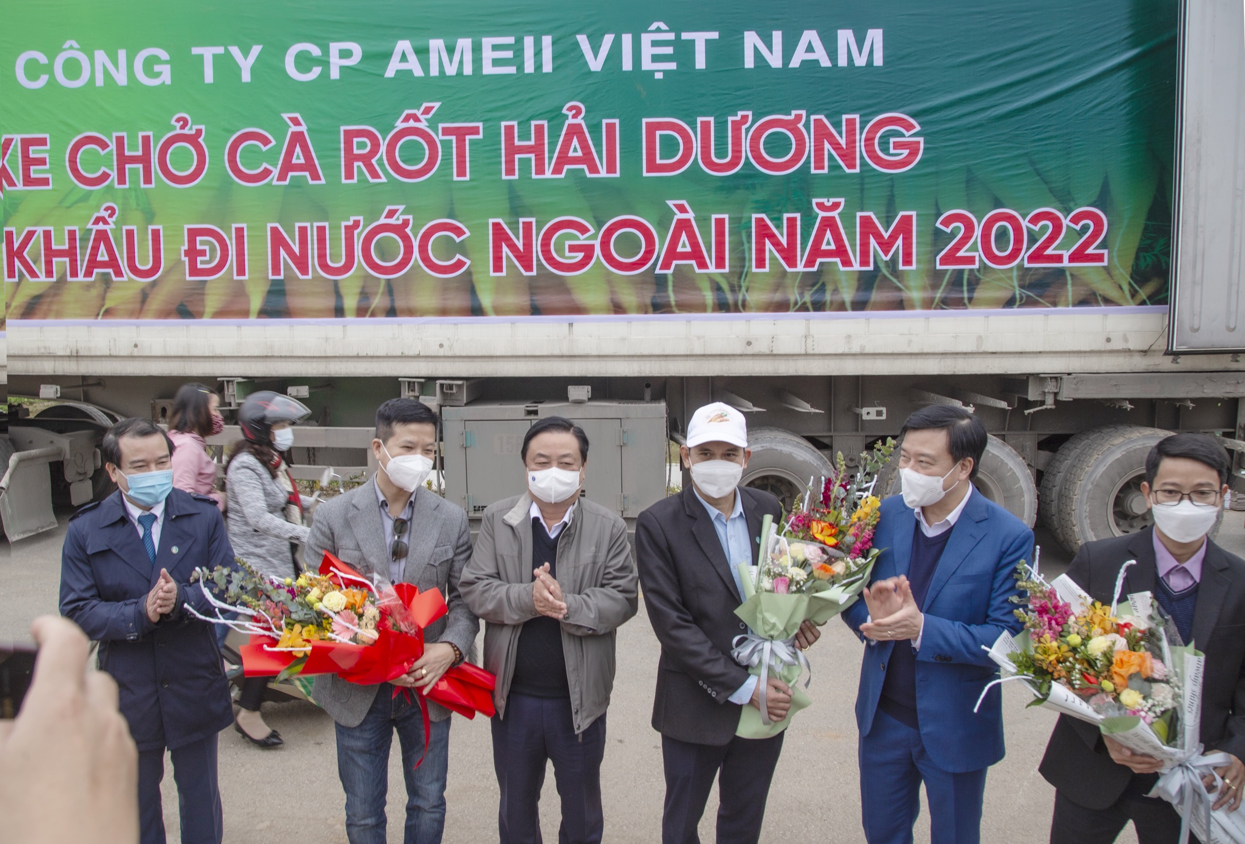 Bộ trưởng Lê Minh Hoan và Bí thư Tỉnh ủy Phạm Xuân Thăng tặng hoa các doanh nghiệp xuất khẩu cà rốt
