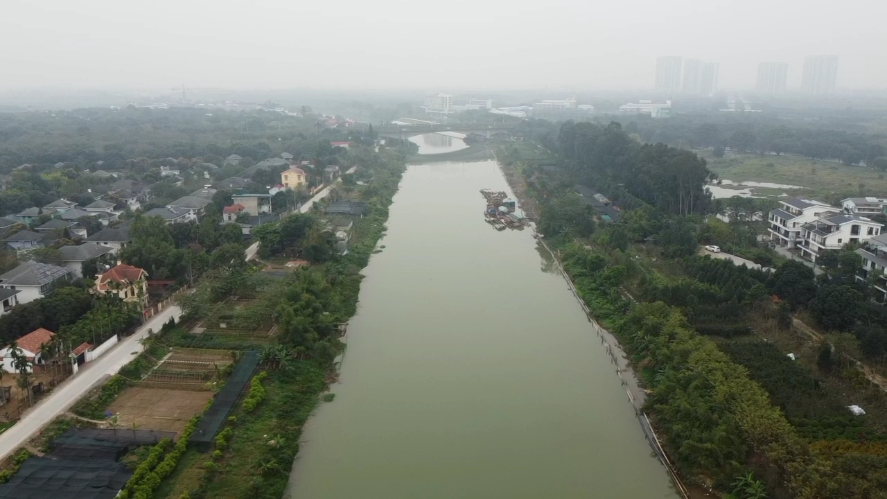 Đất bờ đê, mái đê của sông Bắc Hưng Hải, thuộc địa phận huyện Văn Giang, huyện Gia Lâm đang bị cho thuê sai quy định.