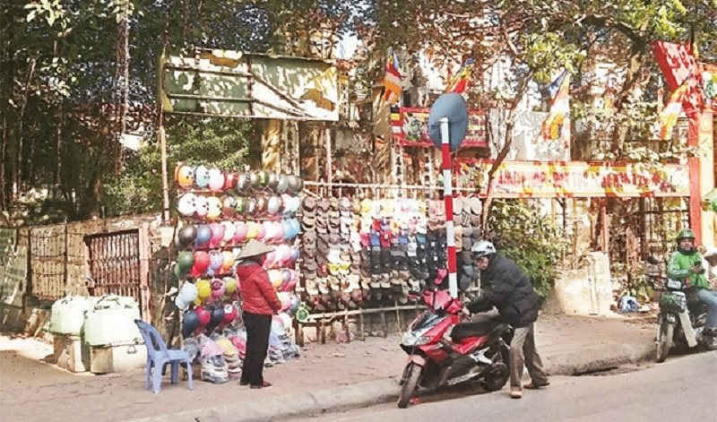 Mũ bảo hiểm được bày bán trên vỉa hà đuờng Láng - Hà Nội