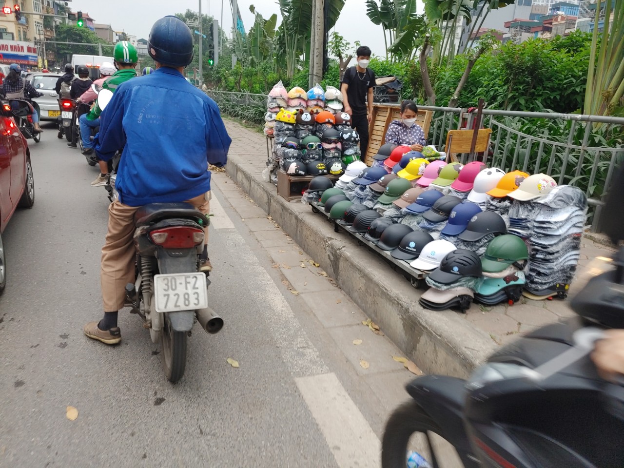 Mũ bảo hiểm được bày bán trên vỉa hà đuờng Láng - Hà Nội