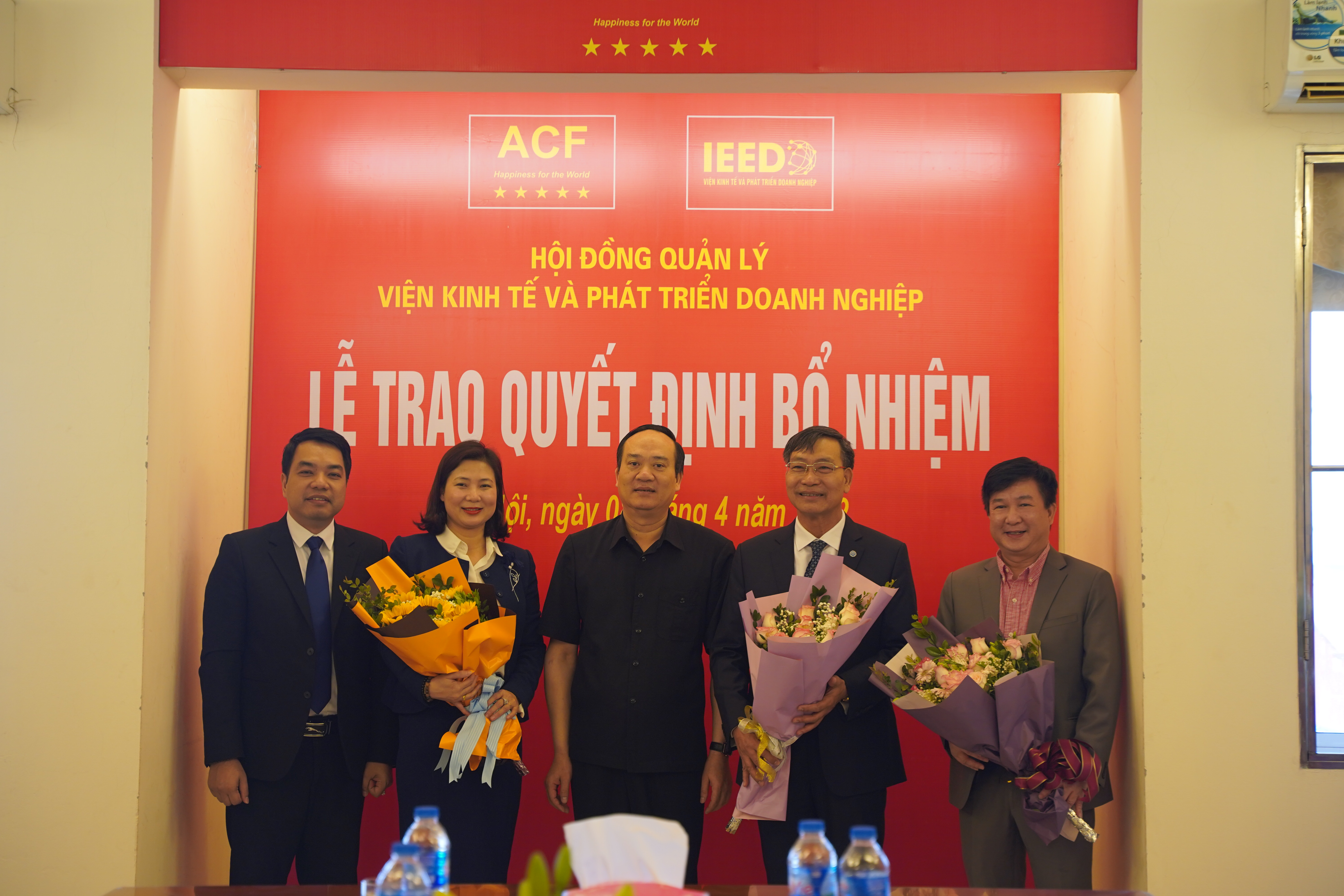 Ông Nguyễn Đức Lợi – Chủ tịch Hội đồng quản lý Quỹ lên tặng hoa chúc mừng 03 đồng chí Phó Viện trưởng