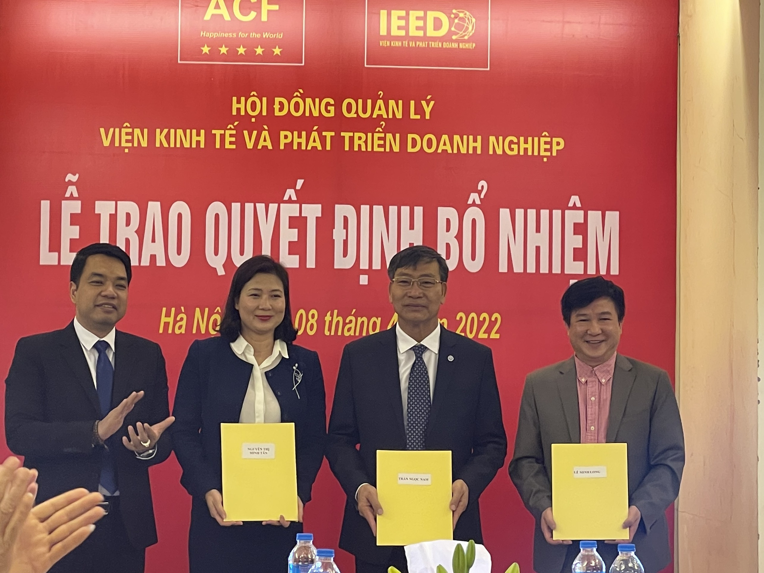 ông Mạc Quốc Anh – Viện trưởng viện kinh tế và phát triển DN lên sân khấu trao quyết định cho 3 đồng chí