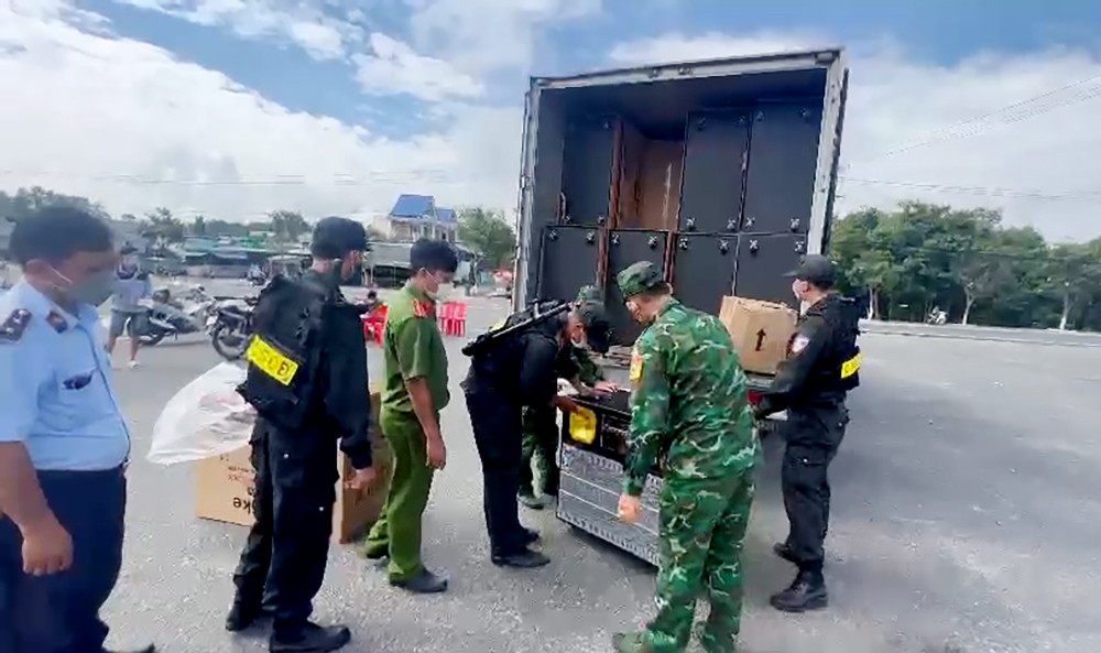 Xe tải vận chuyển nhiều hàng hoá không rõ nguồn gốc bị bắt ở An Giang