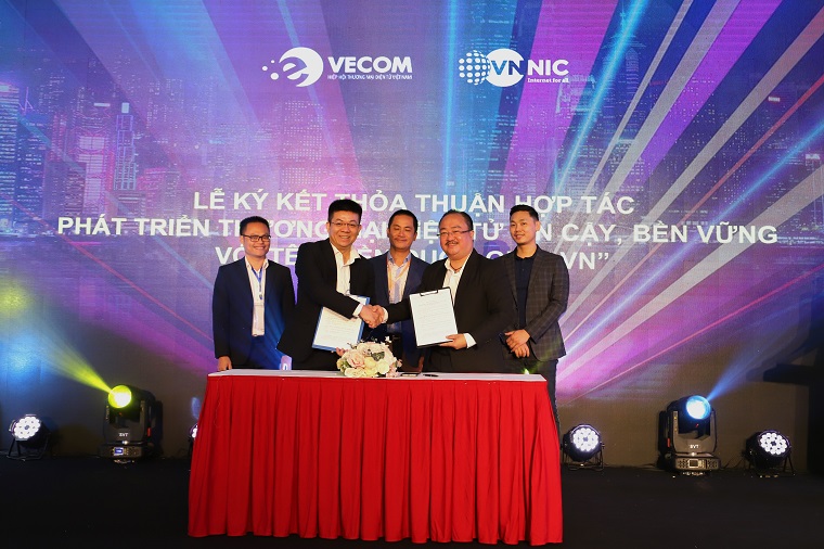 Trung tâm Internet Việt Nam (VNNIC) và Hiệp hội Thương mại điện tử (VECOM) ký thỏa thuận hợp tác chiến lược
