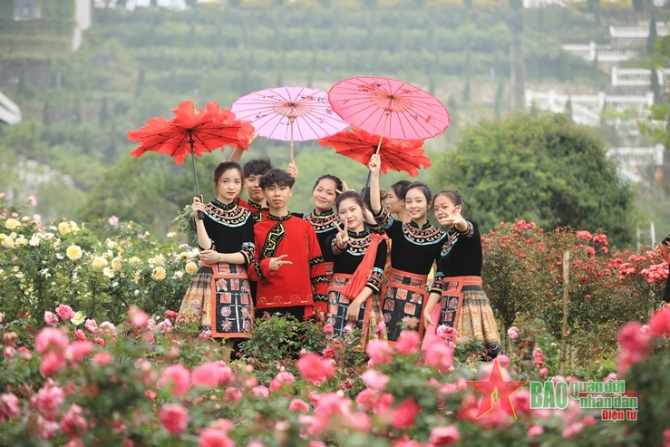 Du khách trong trang phục dân tộc tại vườn hoa Fansipan.