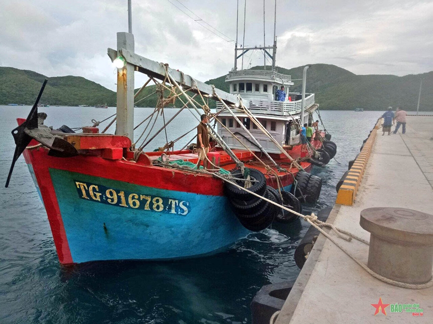 Bộ tư lệnh Cảnh sát biển bắt giữ tàu chở khoảng 100.000 lít dầu DO không rõ nguồn gốc