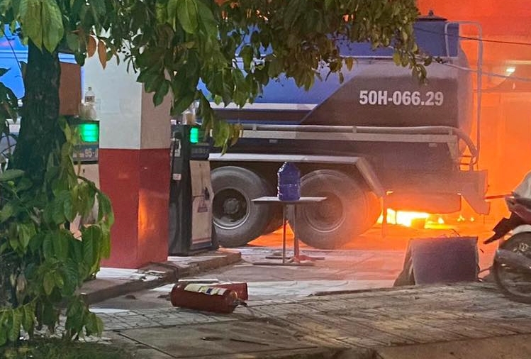 TP Hồ Chí Minh: Xe bồn bơm xăng vào bể chứa thì cửa hàng xăng bất ngờ bốc cháy