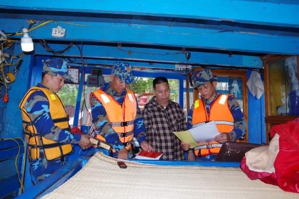 Thanh Hóa: Tăng cường kiểm soát  tàu cá vi phạm quy định đăng kiểm, hỗ trợ ngư dân bám biển an toàn