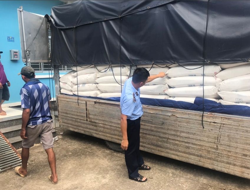 Long An: Đội Quản lý thị trường số 2 bắt giữ 150 bao đường cát nhập lậu