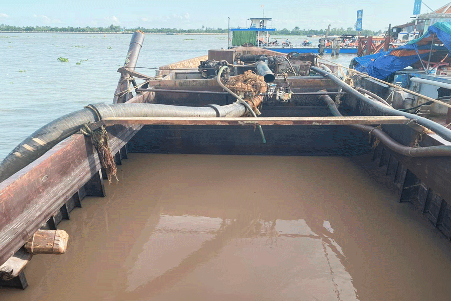 Sà lan khai thác cát trái phép trên sông Tiền ở Tiền Giang