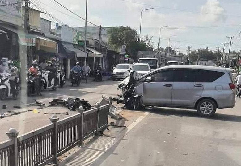 Long An: Xe chở thuốc lá lậu tông vào dải phân cách