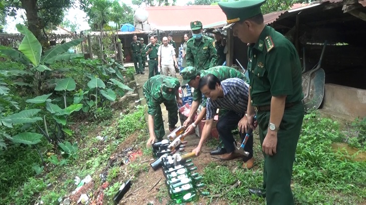 ​Quảng Trị: ​Bộ đội biên phòng tiến hành tiêu hủy rượu, sữa nhập lậu ước tính trị giá hơn 500 triệu đồng