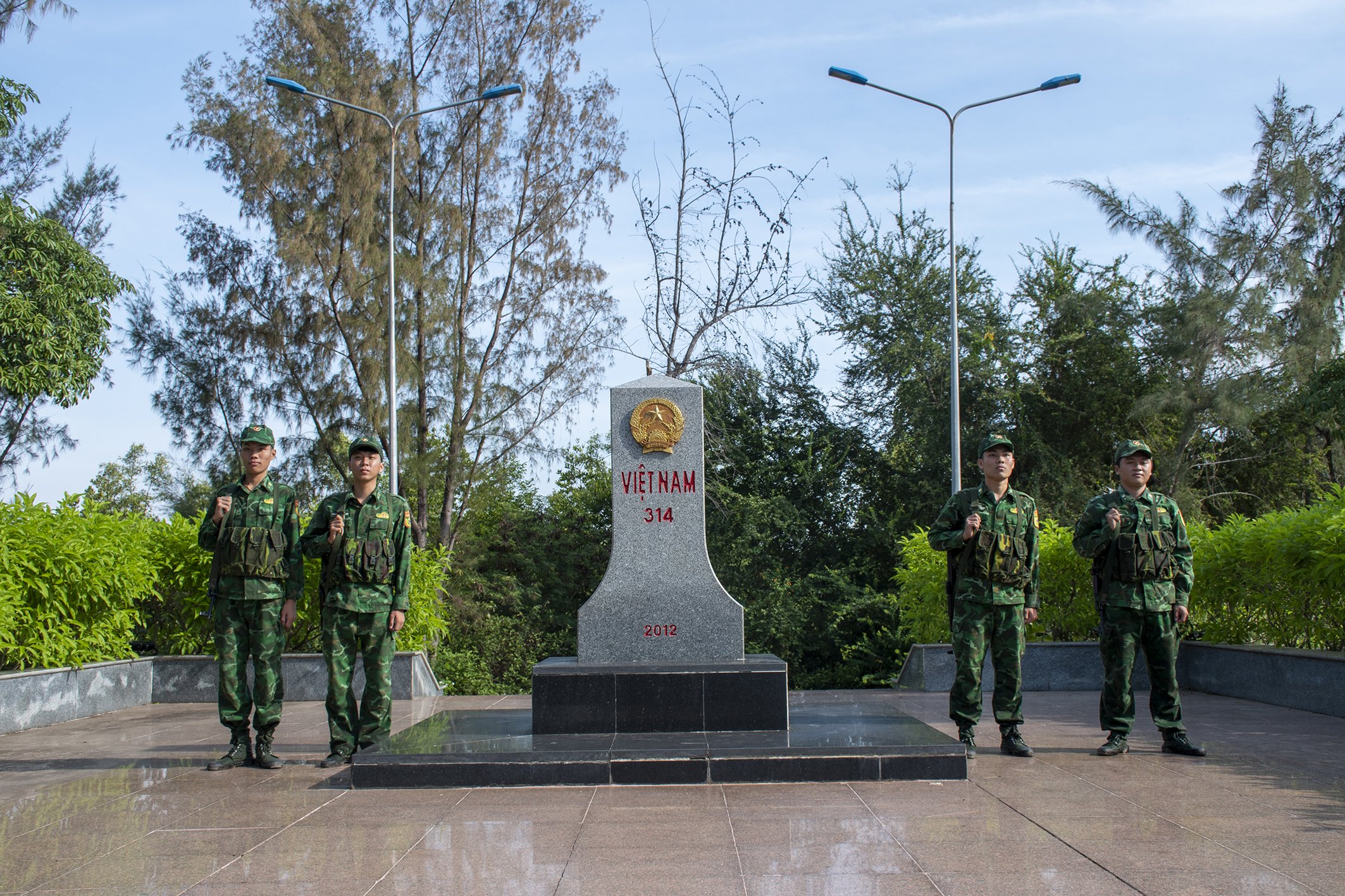 Bộ đội biên phòng Hà Tiên tuần tra cột mốc biên giới