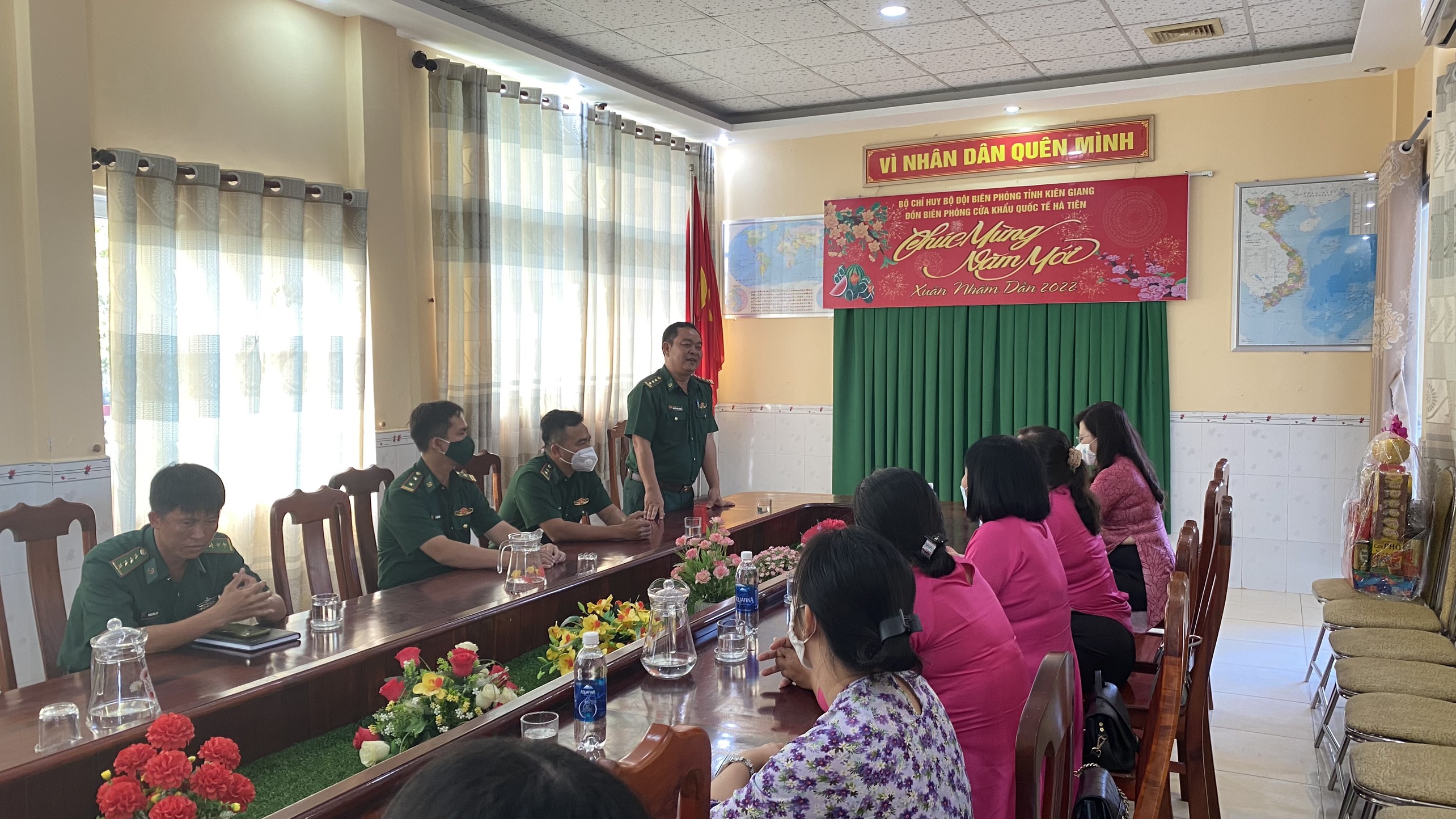 Đồng chí Thượng tá Nguyễn Văn Tùng làm việc với các đoàn thể  ở địa phương