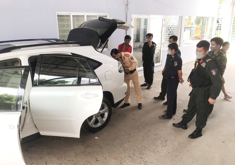 Tạm giữ 01 xe ô tô nghi vấn nhập lậu ở An Giang