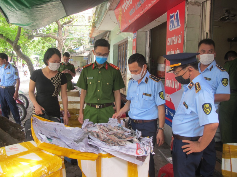 Lực lượng liên ngành kiểm tra các mặt hàng thực phẩm được bày bán trên thị trường. Ảnh minh họa: CTV.