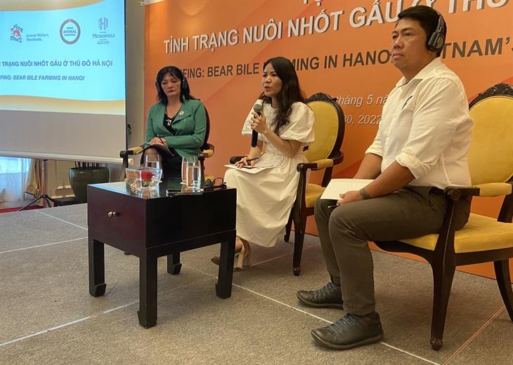 Bà Bùi Thị Hà (ngồi giữa) chia sẻ về tiến trình xóa bỏ hoạt động nuôi gấu lấy mật ở Việt Nam. Ảnh: Bích Nguyên