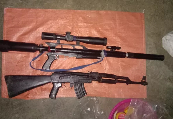 Hai khẩu súng được phát hiện ở nhà Nguyễn Văn Nhường.