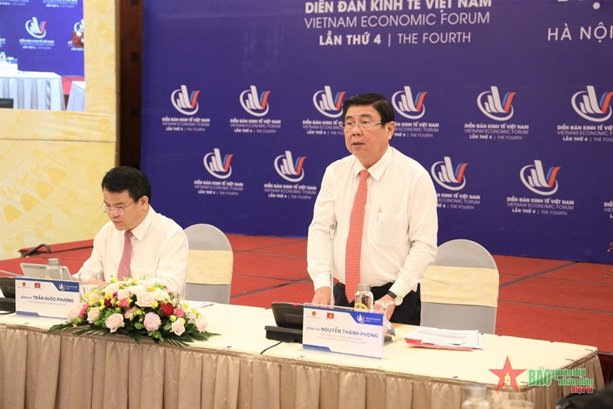 Phó trưởng Ban Kinh tế Trung ương Nguyễn Thành Phong phát biểu tại họp báo.