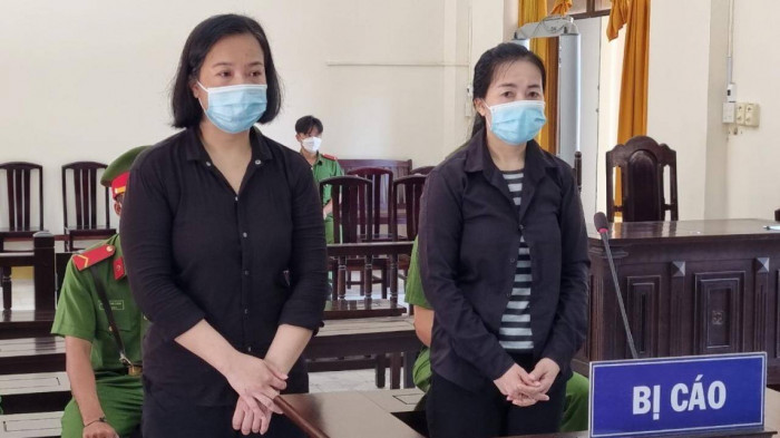 Hai bị cáo Hoa và Nhung tại phiên tòa.