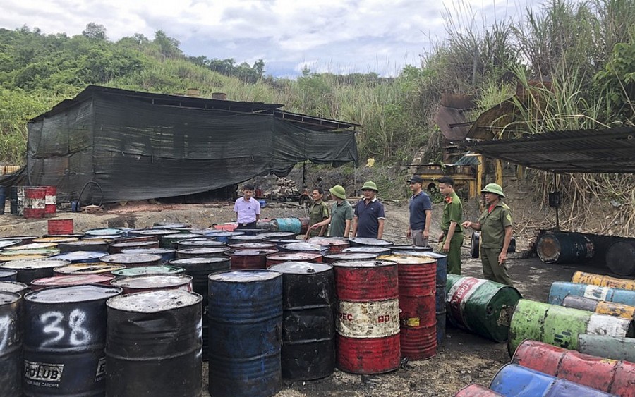 Nghệ An: Thu giữ khoảng 45.000 lít dầu tại cơ sở tái chế dầu nhớt trái phép