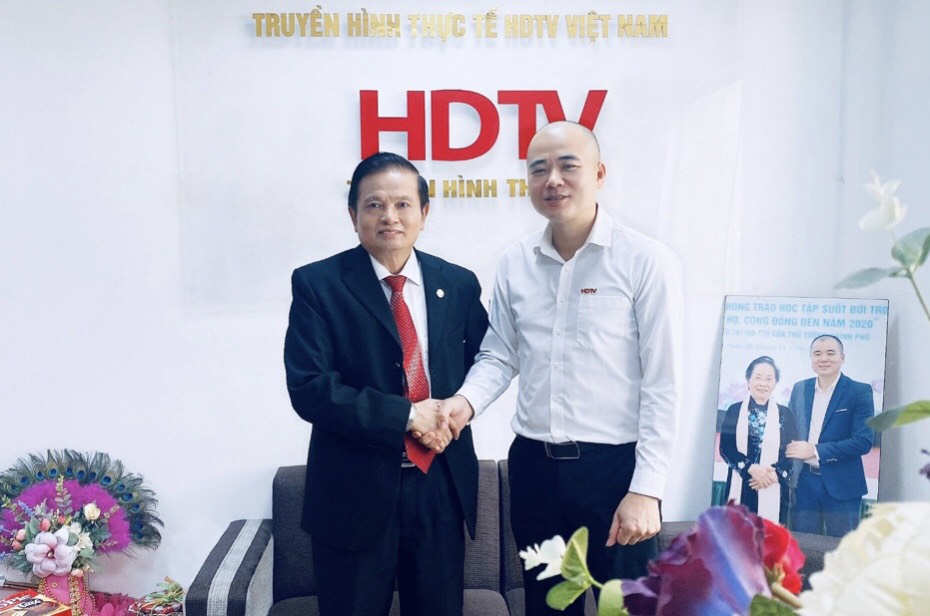 Nhà báo Nguyễn Mạnh Hà và TS Lê Doãn Hợp nguyên uỷ viên Trung ương Đảng, nguyên Bộ trưởng Bộ thông tin và Truyền thông