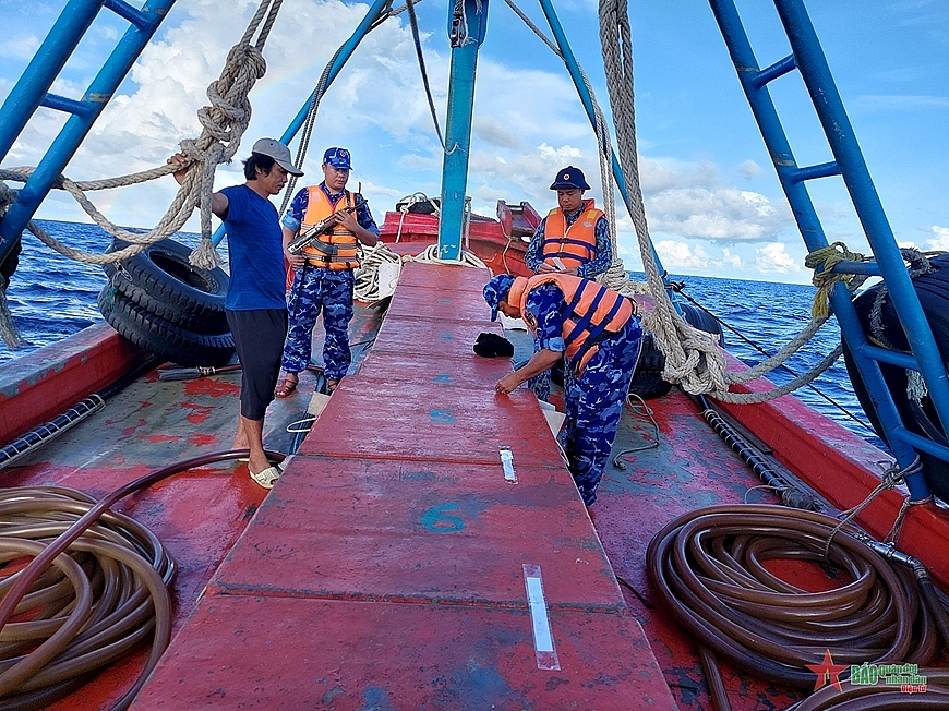 Phát hiện tàu vận chuyển 130.000 lít dầu DO trái phép trên vùng biển Tây Nam