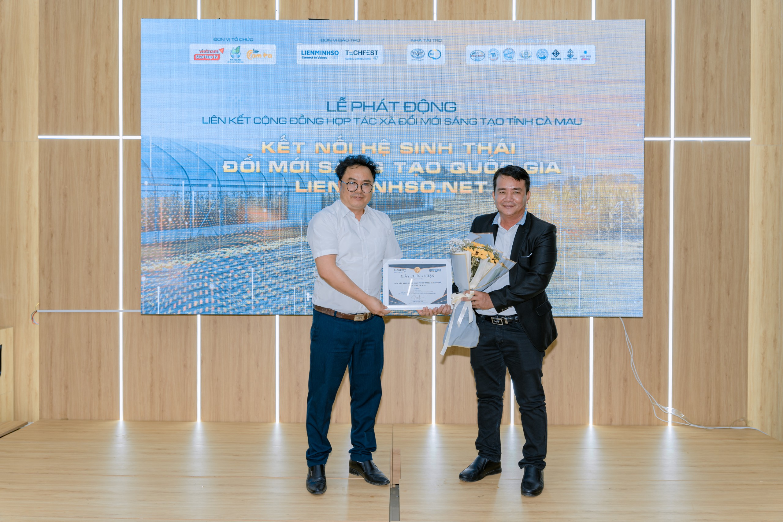 Ông Chu Quang Thái – Thường trực phía Nam Trung tâm khởi nghiệp sáng tạo quốc gia trao tặng bằng khen cho đại diện HTX Thủy Mộc với những đóng góp tích cực, lan tỏa các mô hình ĐMST