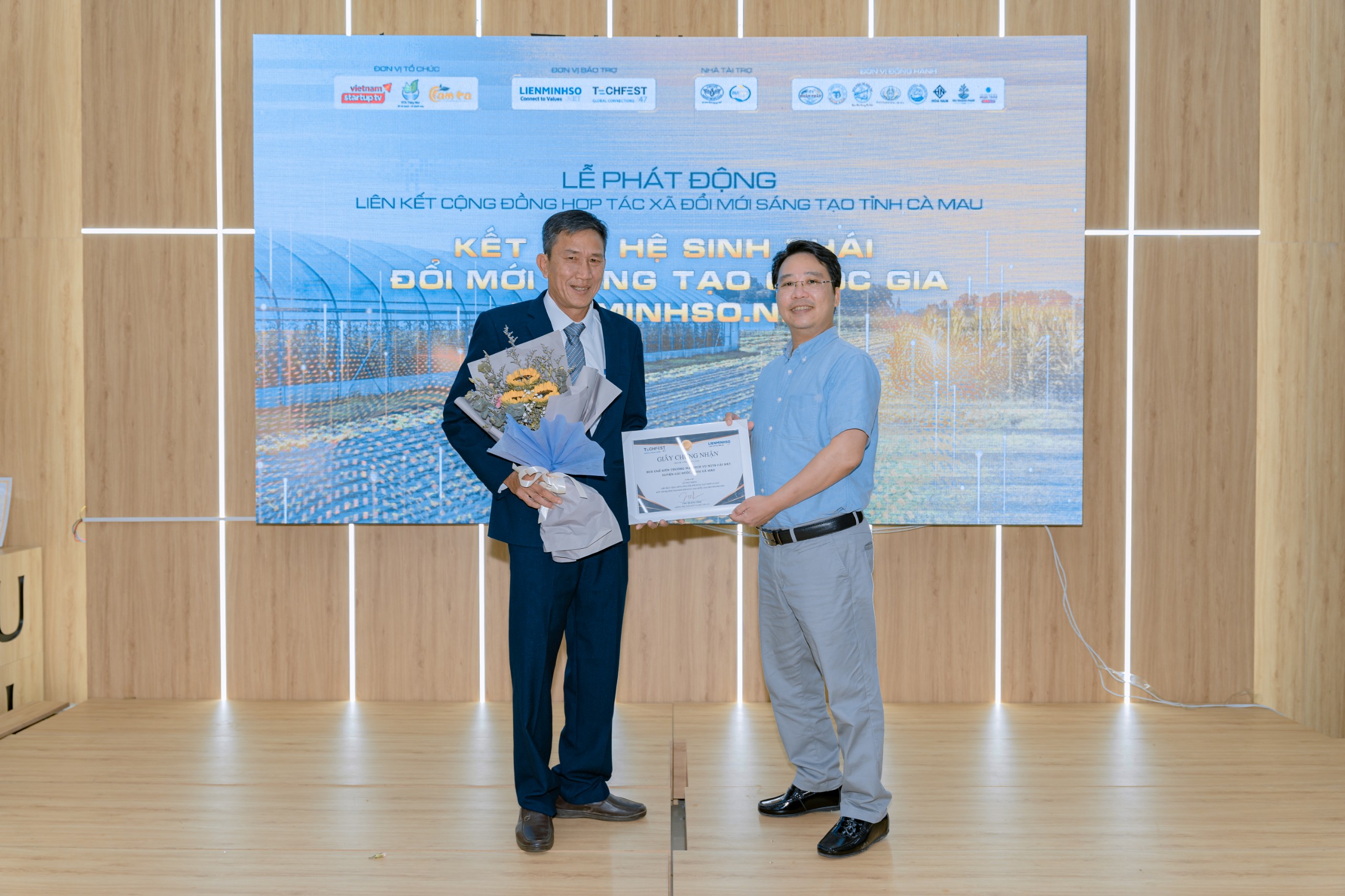 Ông Lê Toàn Thắng – Phó giám đốc thường trực trung tâm hỗ trợ khởi nghiệp sáng tạo Quốc gia, Bộ KH&CN tặng bằng khen cho đại diện HTX Chế biến Thương mại Dịch vụ nuôi trồng thủy sản Cái Bát