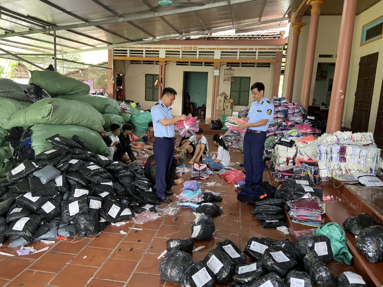 Lực lượng chức năng đang tiến hành kiểm tra hàng hóa tại cơ sở