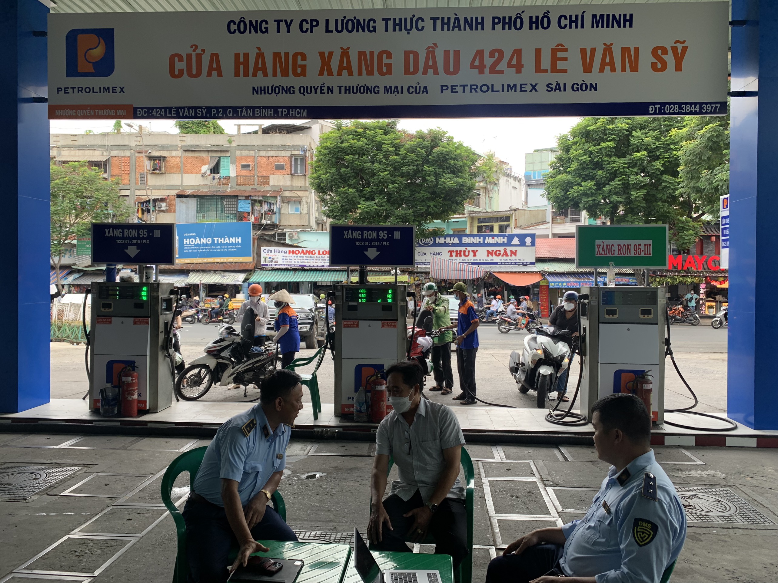 QLTT TP. Hồ Chí Minh xử phạt 01 cửa hàng xăng dầu 424 Lê Văn Sỹ ngừng bán hàng không xin phép