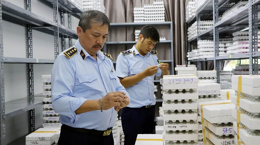 QLTT Hà Nội phát hiện hàng chục ngàn sản phẩm kính áp tròng Trung Quốc gắn mác Korea