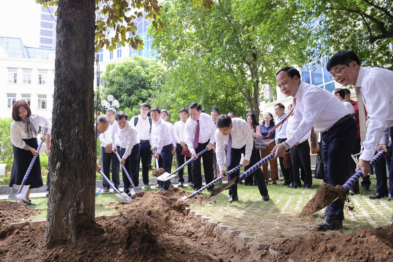 Đồng chí Nguyễn Trọng Nghĩa và các đại biểu ttrồng cây lưu niệm tại Học viện Báo chí và Tuyên truyền