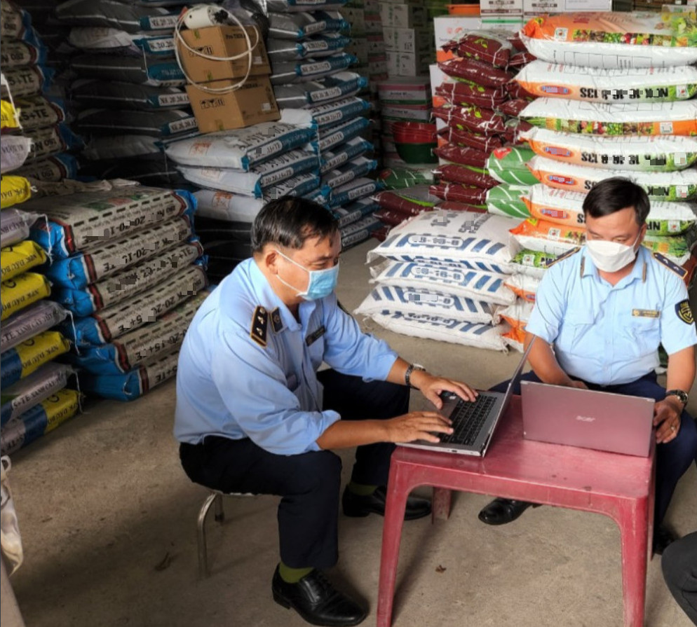QLTT Tiền Giang xử phạt 14 triệu đồng 01 hộ kinh doanh phân bón không đảm bảo chất lượng