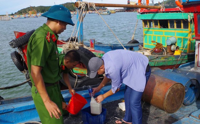 Kiểm tra phát hiện tàu buôn lậu dầu. Theo: báo Tiền phong