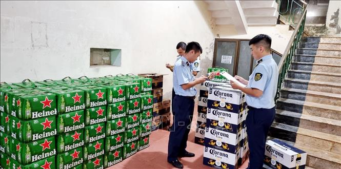 Quảng Bình: Tạm giữ cả trăm thùng bia không rõ nguồn gốc