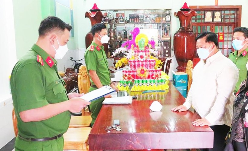 Cơ quan chức năng thi hành các biện pháp tố tụng đối với nguyên Trưởng phòng Cảnh sát Giao thông đường bộ Công an An Giang Nguyễn Bá Quận.