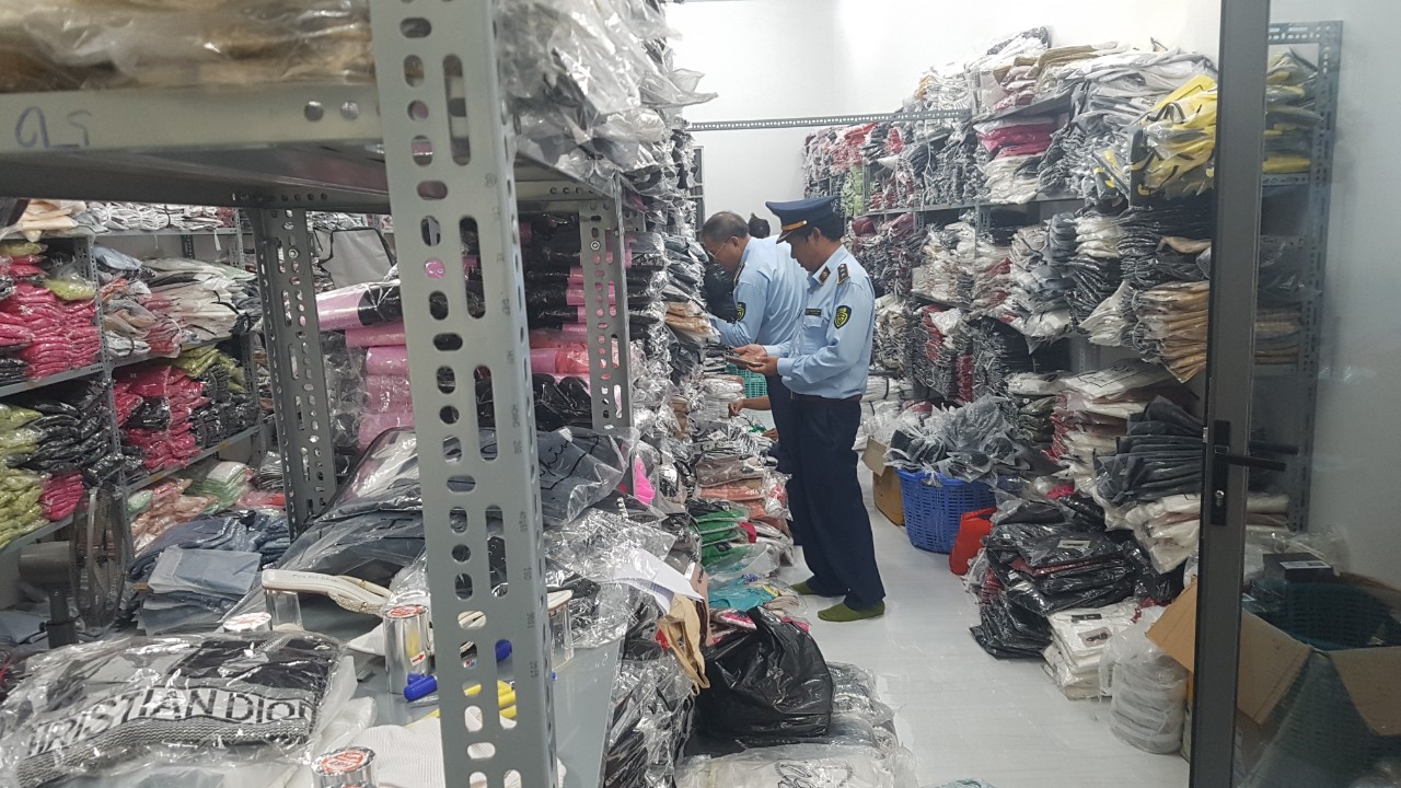 Ninh Thuận: Phát hiện cơ sở kinh doanh bán quần áo trên Zalo, Facebook không rõ nguồn gốc