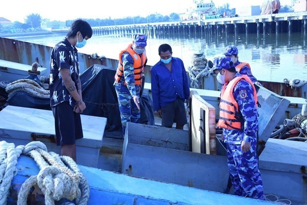 Biên đội Tàu Cảnh sát biển 4039 của Bộ Tư lệnh Vùng Cảnh sát biển 4 đã phát hiện tàu cá mang số hiệu KG90620 TS chở 20.000 lít dầu DO trái phép