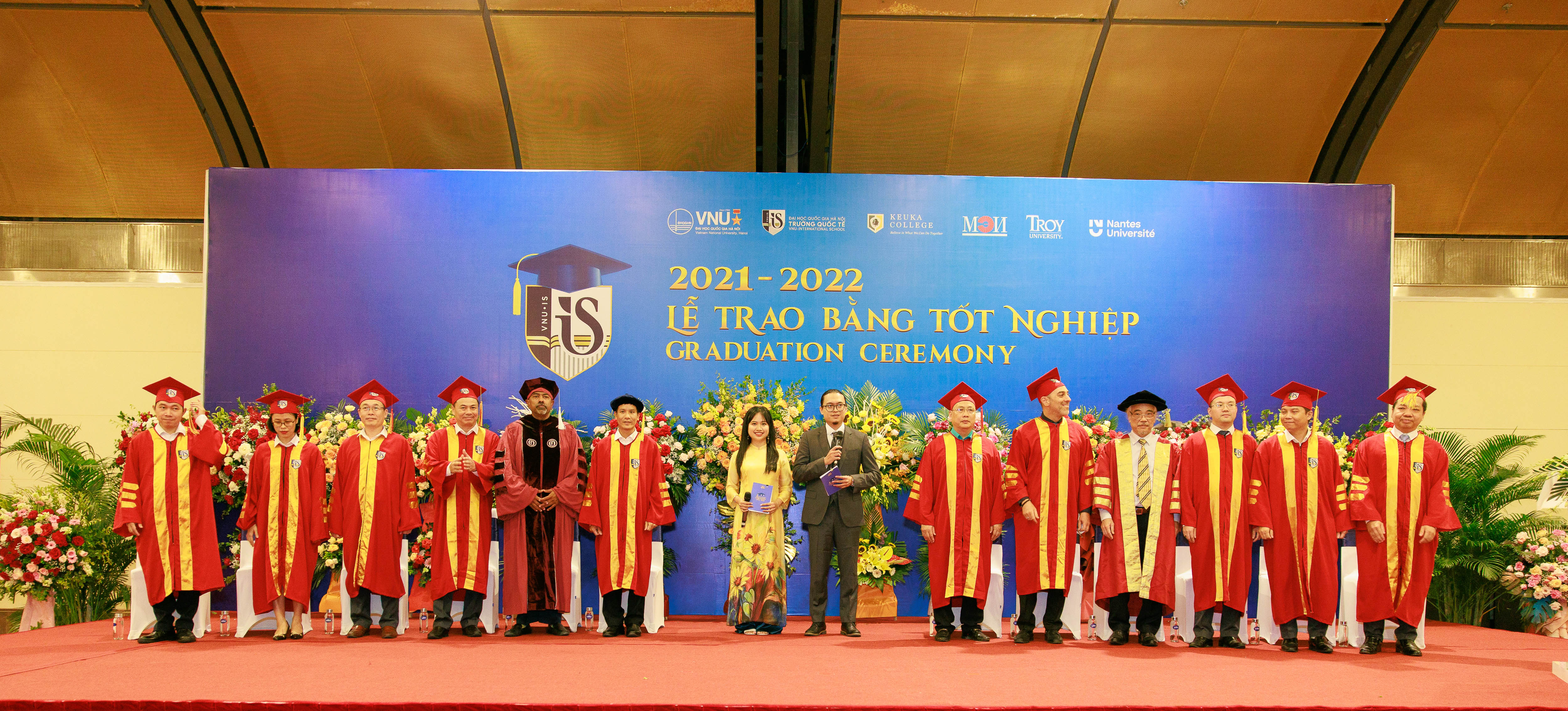 Trường Quốc tế - Đại học Quốc gia Hà Nội đã tổ chức Lễ Trao bằng tốt nghiệp 2021-2022