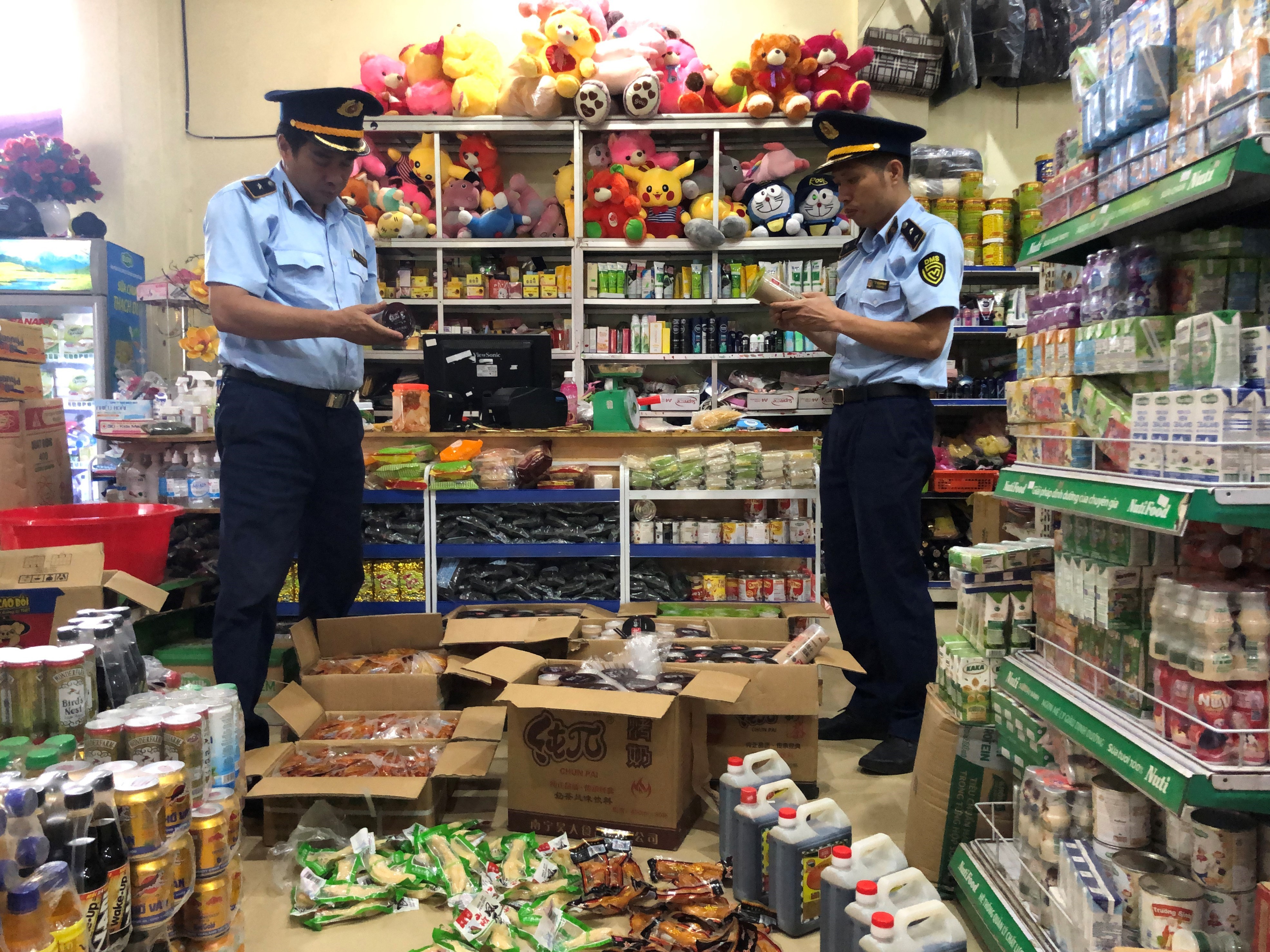 Lực lượng chức năng kiểm tra phát hiện cửa hàng kinh doanh thực phẩm nhập lậu, không đảm bảo vệ sinh an toàn thực phẩm