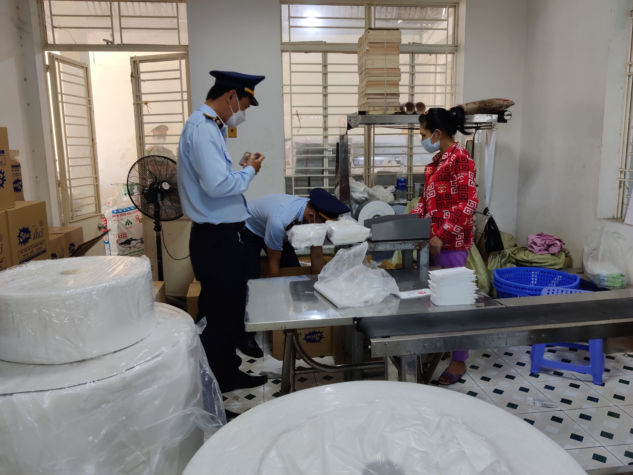 Đà Nẵng: Thu giữ hơn 20.000 sản phẩm khăn ướt giả mạo nhãn hiệu SNOW