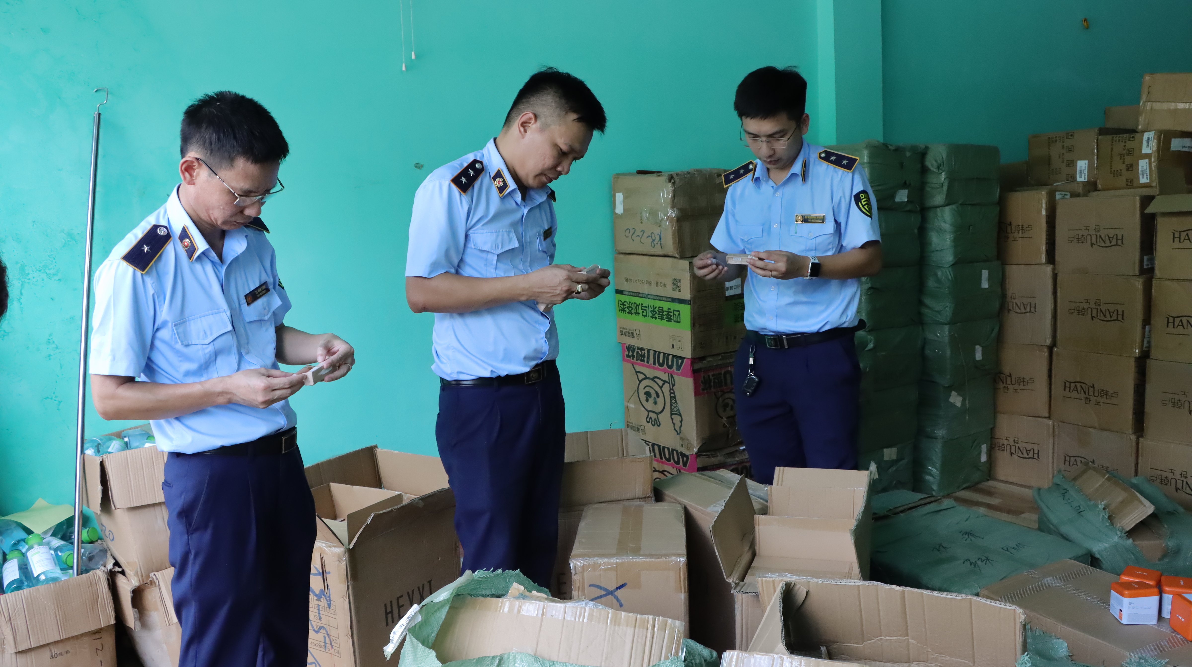 Bắc Ninh: Phát hiện hơn 20 tấn nước hoa, mỹ phẩm giả mạo nhãn hiệu