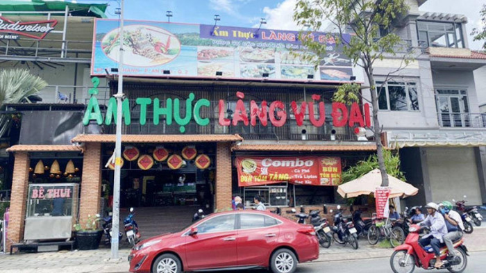 Công ty TNHH Nhà hàng Ẩm thực Làng Vũ Đại (số 84 đường Song Hành, phường An Phú, TP.Thủ Đức) bị Thanh tra Ban An toàn vệ sinh thực phẩm TP.HCM xử phạt 25 triệu đồng